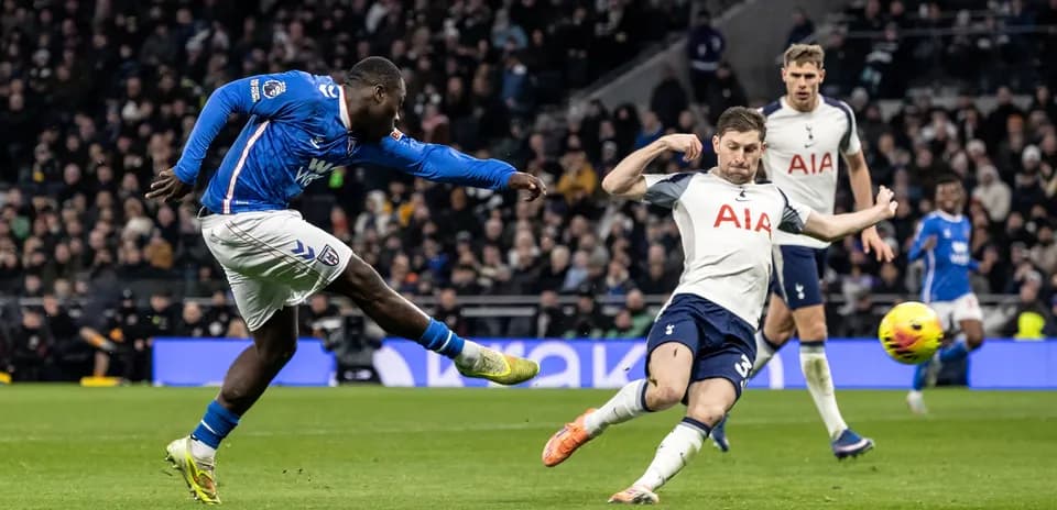 Sunderland və Tottenham arasında top mübarizəsi