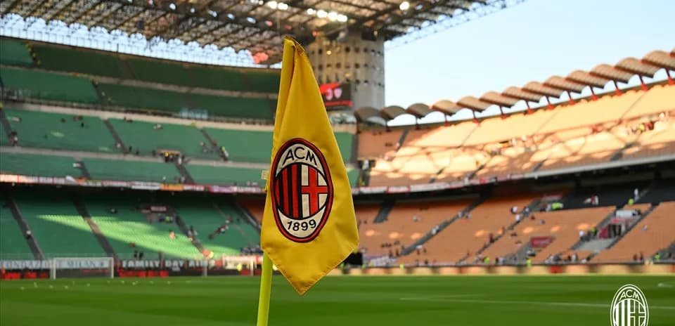 AC Milan bayrağı stadionda