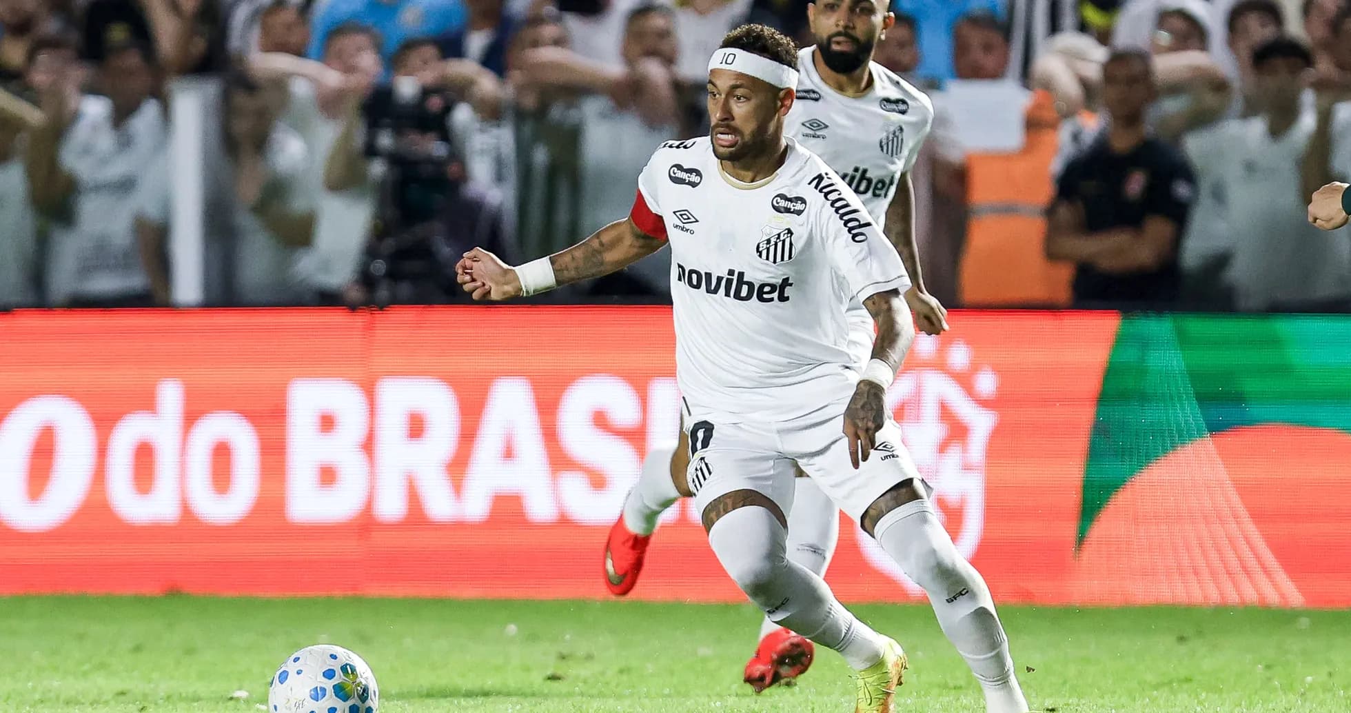 Neymar dribbling the ball during Santos match