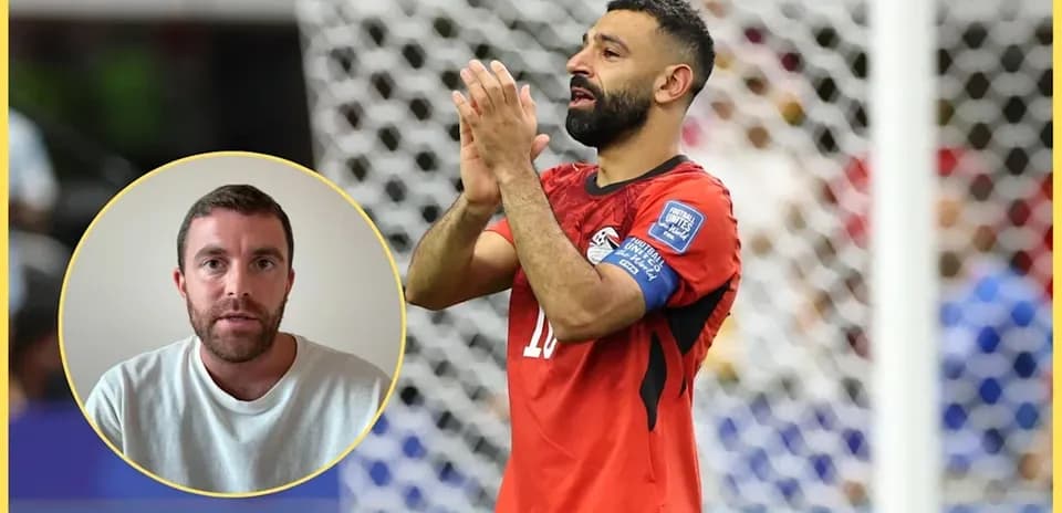 Futbolçu qırmızı forma ilə meydanda alqışlayır