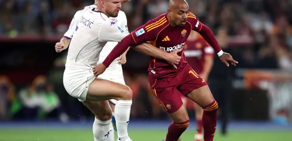 AS Roma və Fiorentina futbolçuları mübarizədə