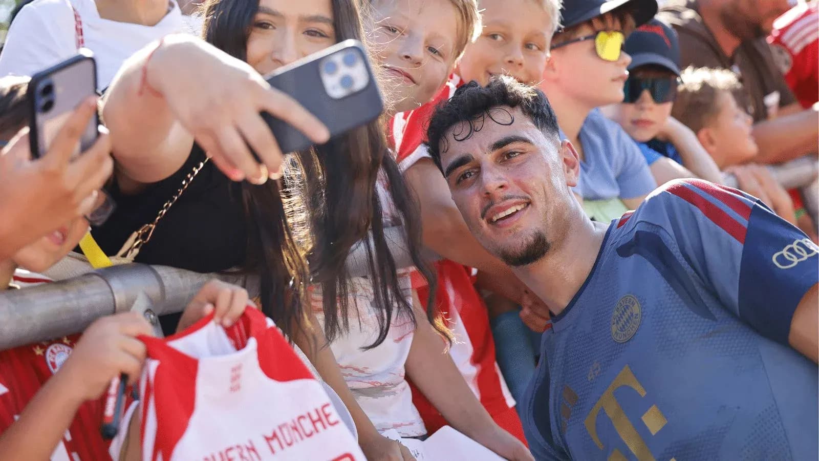 Futbolçu azarkeşlərlə selfie çəkir