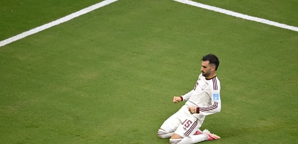 Futbolçu qolu qeyd edərək diz çöküb