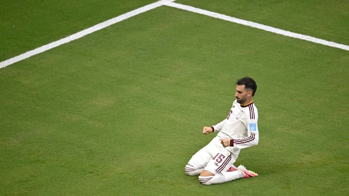 Futbolçu qolu qeyd edərək diz çöküb