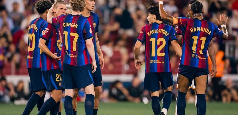 Barcelona oyunçuları bir-biri ilə müzakirə edir