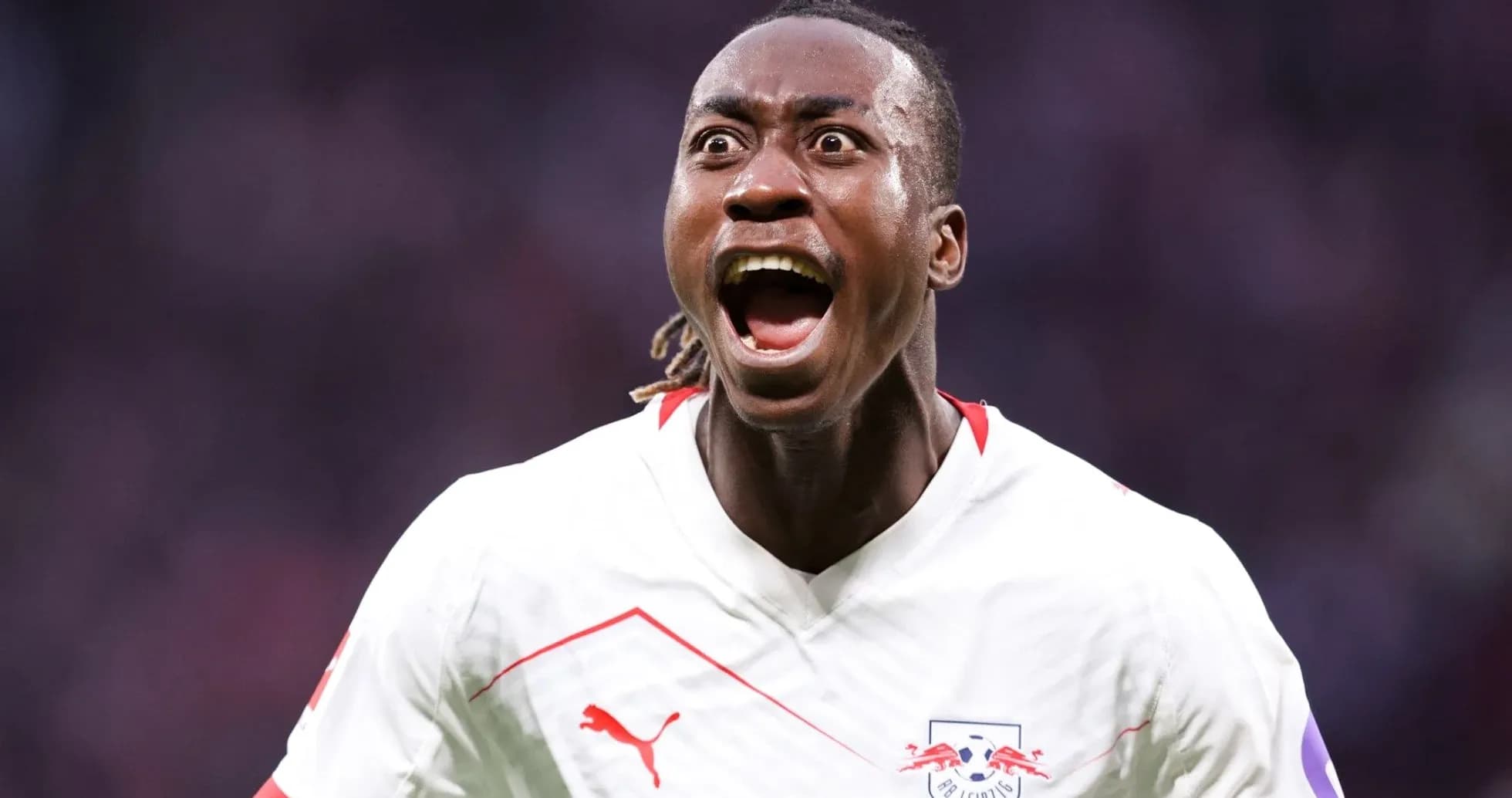 Futbolçu sevinclə qışqırır oyun zamanı