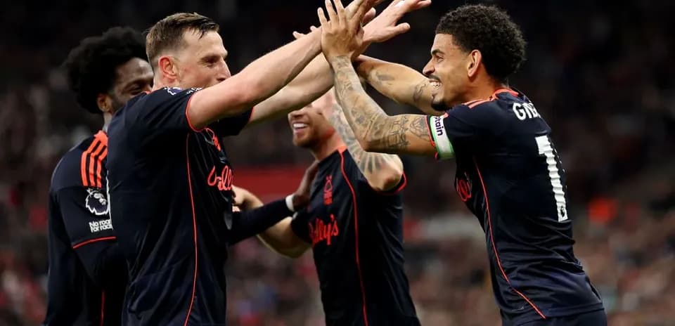 Sunderland futbolçuları qol sevincini paylaşır