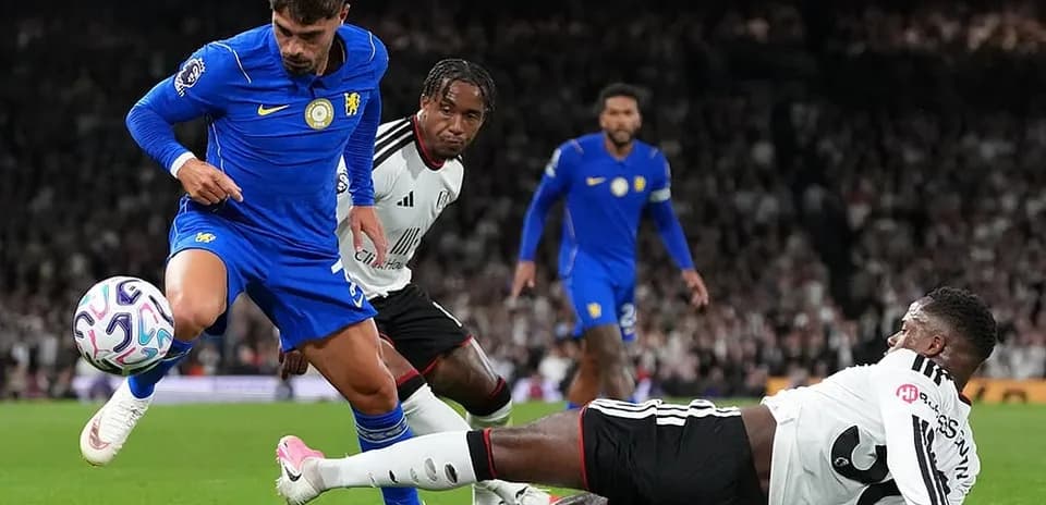 Fulham və Chelsea matçında futbolçular mübarizə aparır