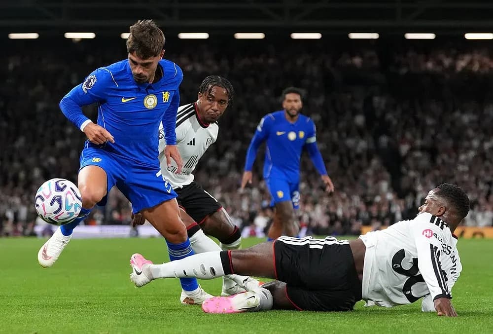 Fulham və Chelsea matçında futbolçular mübarizə aparır