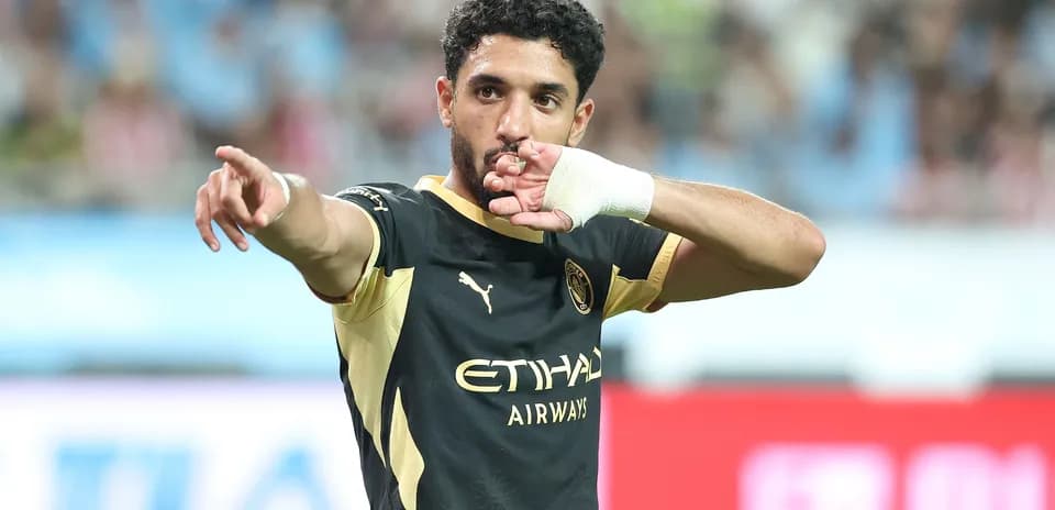 Futbolçu stadionda qeyd etmə işarəsi edir