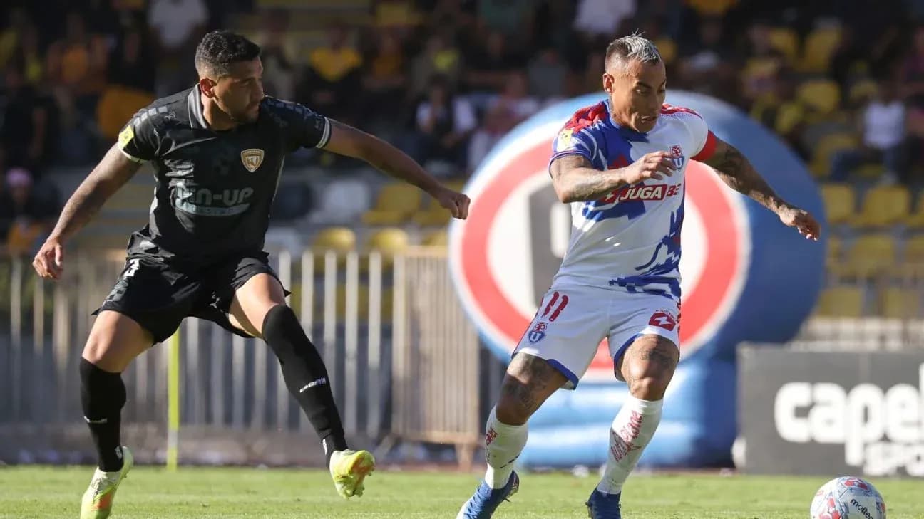 Universidad de Chile futbolçusu topu ələ keçirir