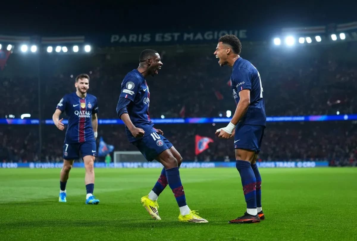 PSG futbolçuları sevincini paylaşır