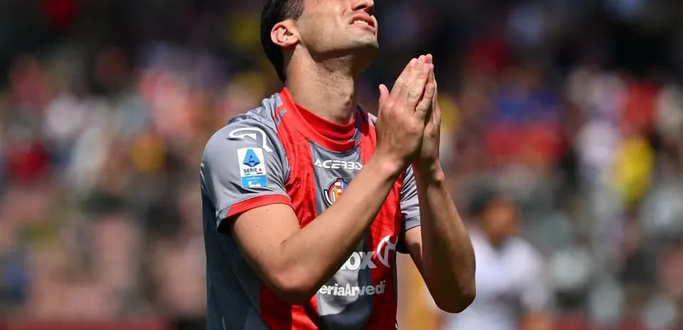 Futbolçu dua edir, oyunda gərgin anlar