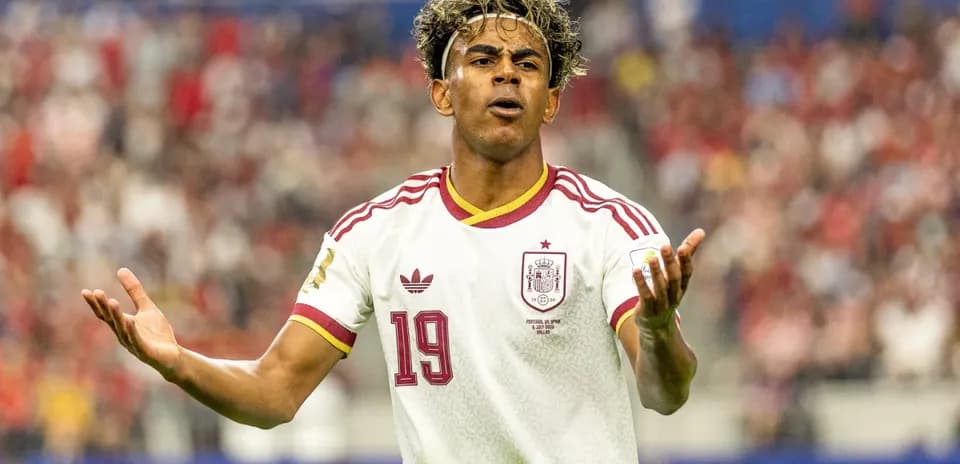 Futbolçu 19 nömrəli forma ilə meydanda