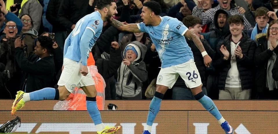 Manchester City futbolçuları sevinir