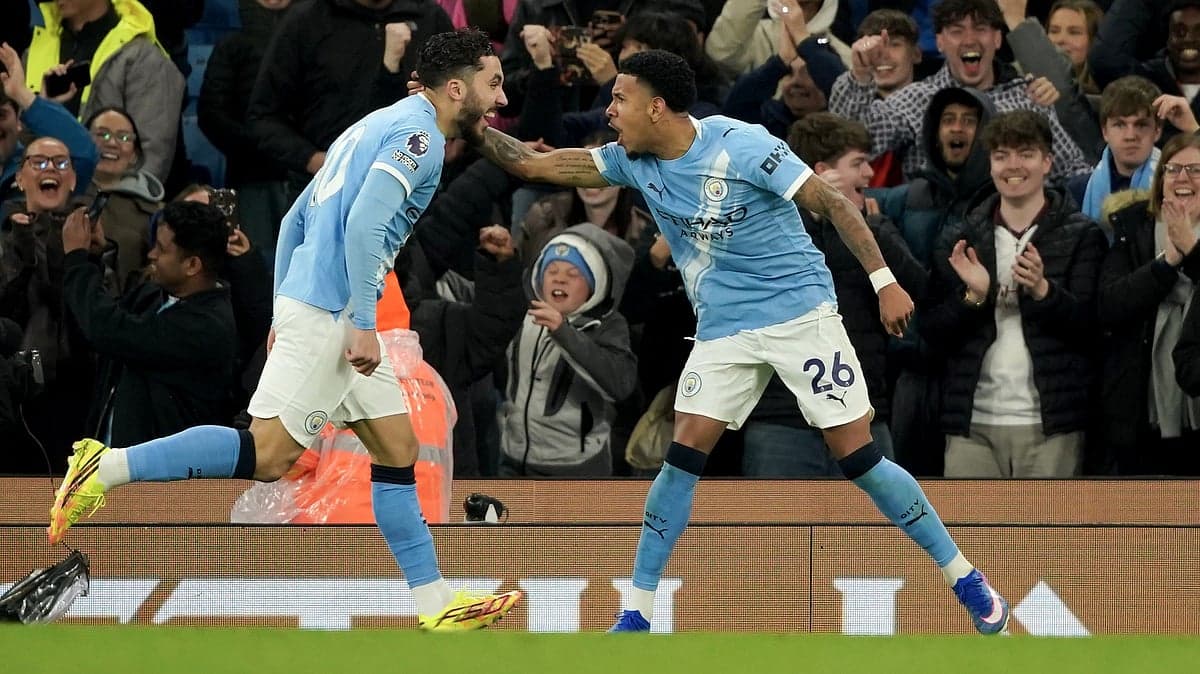 Manchester City futbolçuları sevinir