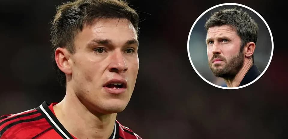 Futbolçu meydanda, köməkçi məşqçi isə çərçivədə