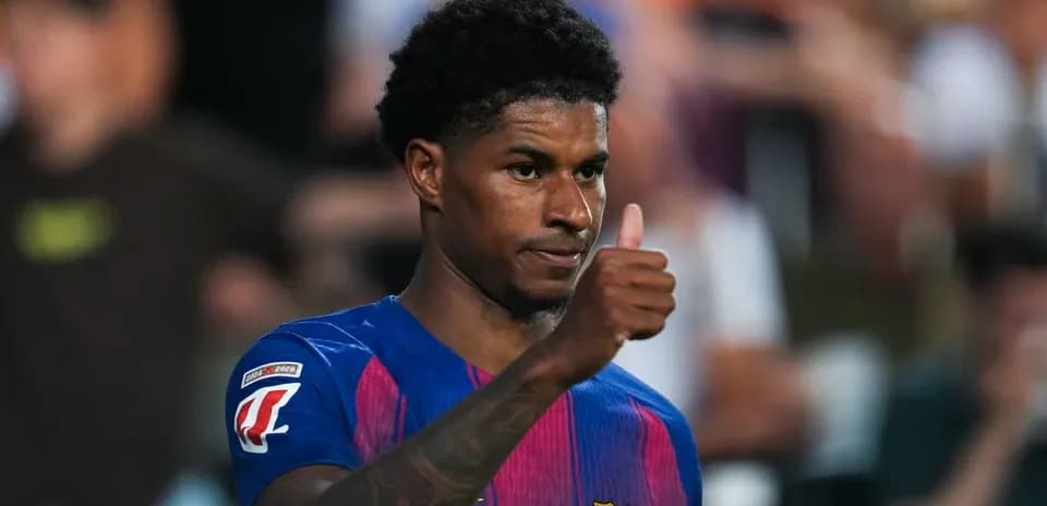 Futbolçu Barcelonanın formasında barmaqla işarə edir