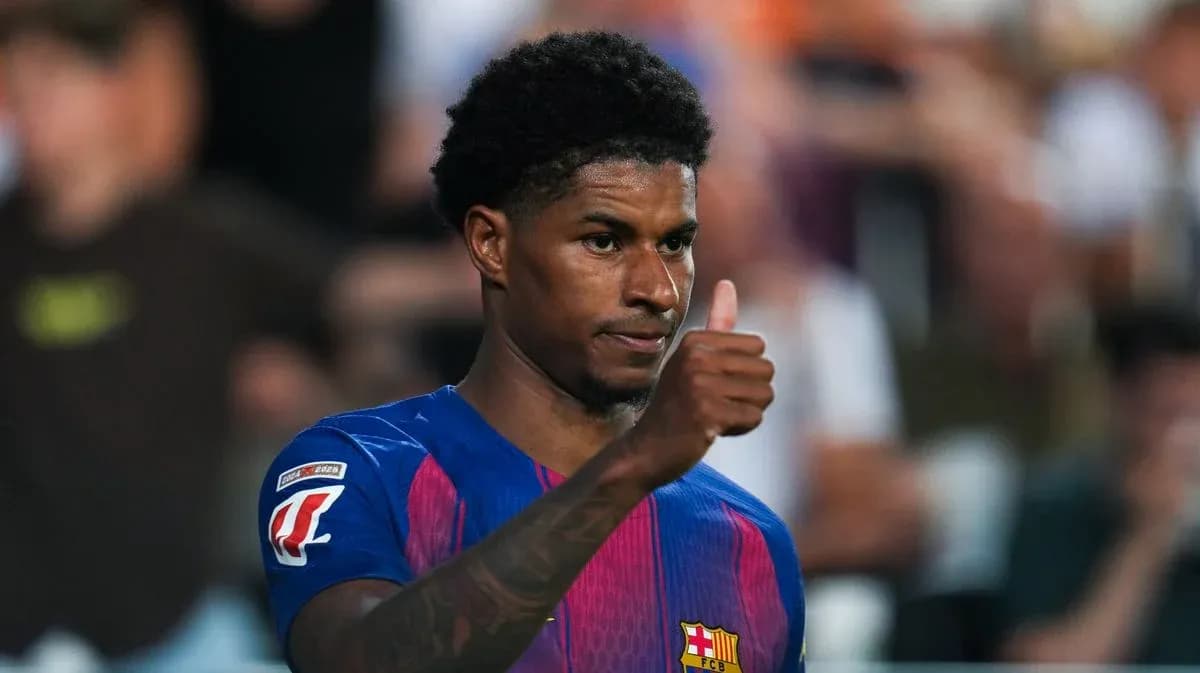 Futbolçu Barcelonanın formasında barmaqla işarə edir Futbolçu Barcelonanın formasında barmaqla işarə edir