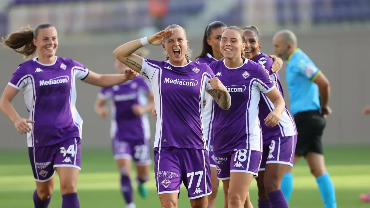 Fiorentina W futbolçuları sevinir