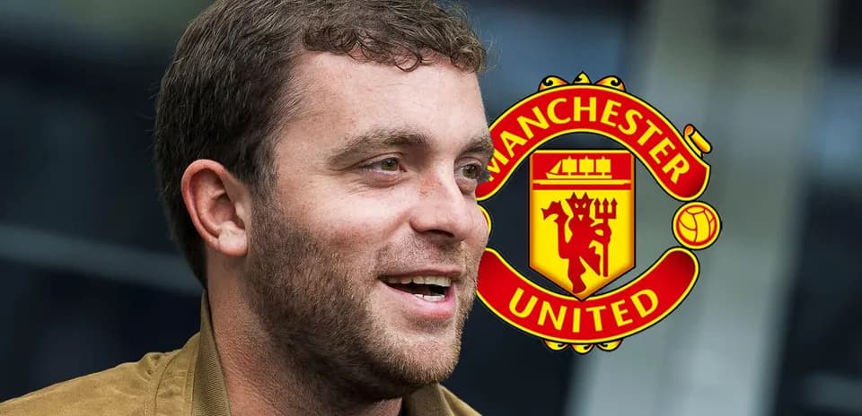 Adamış Manchester United emblemi ilə danışan şəxs