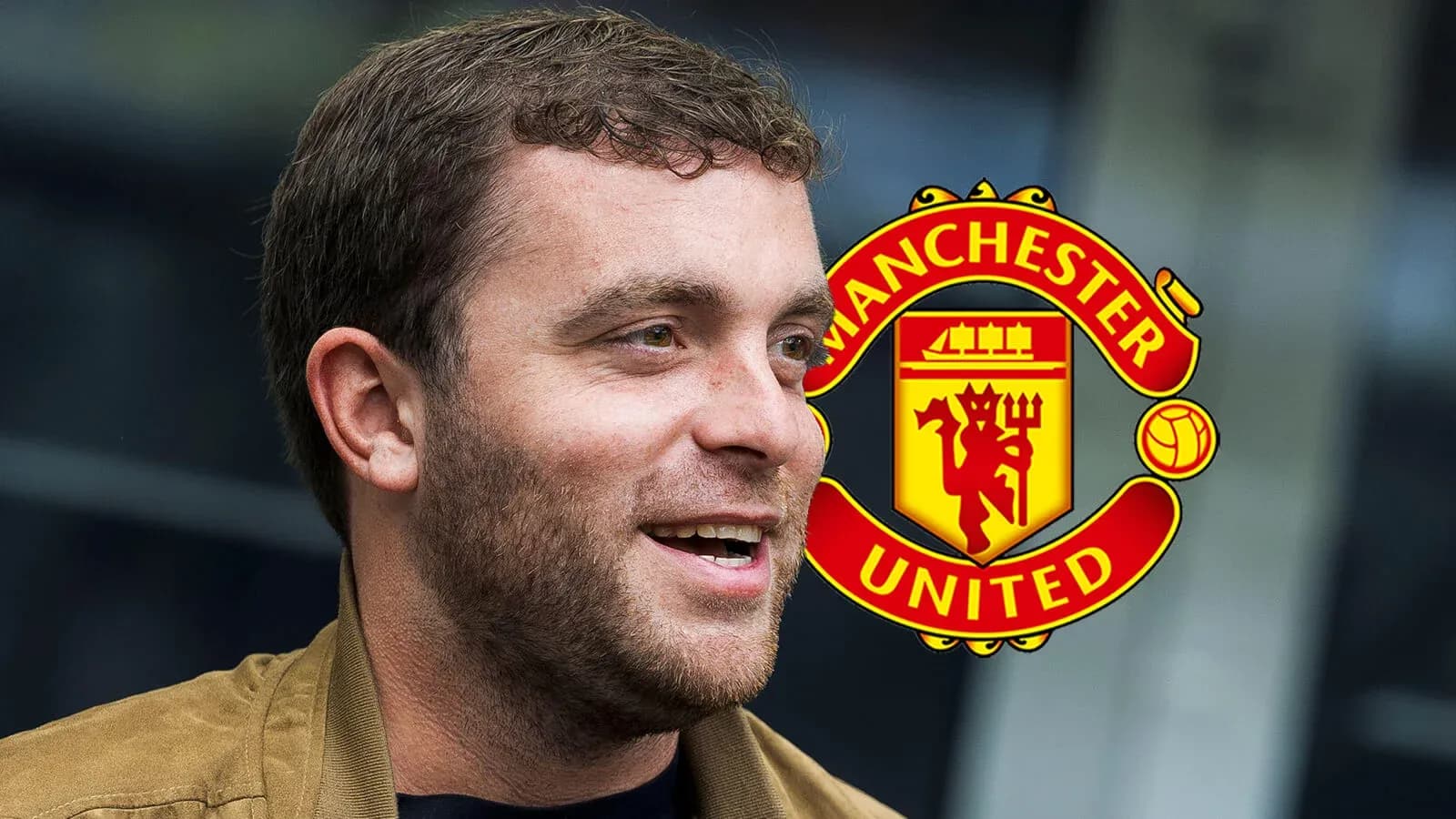 Adamış Manchester United emblemi ilə danışan şəxs