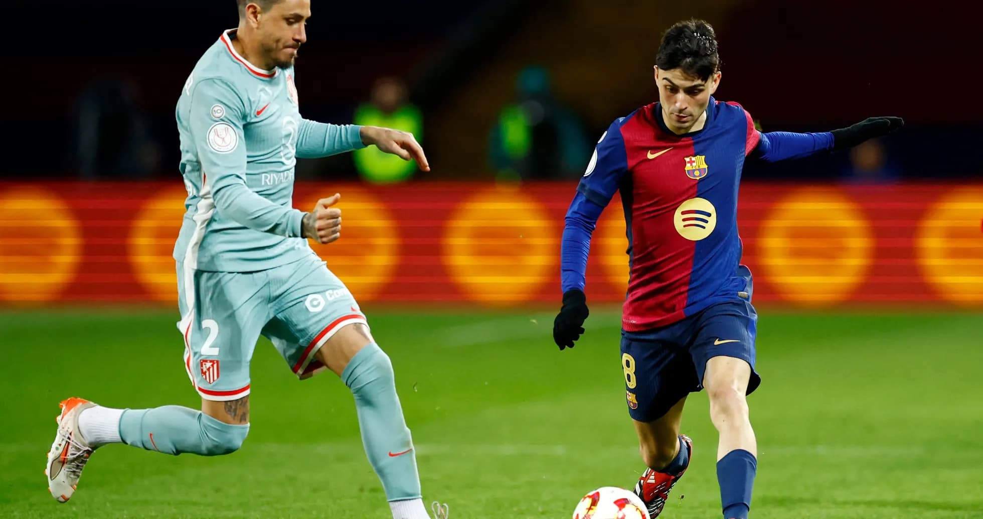 Atletiko Madrid və Barselona oyunçuları top üçün mübarizə aparır