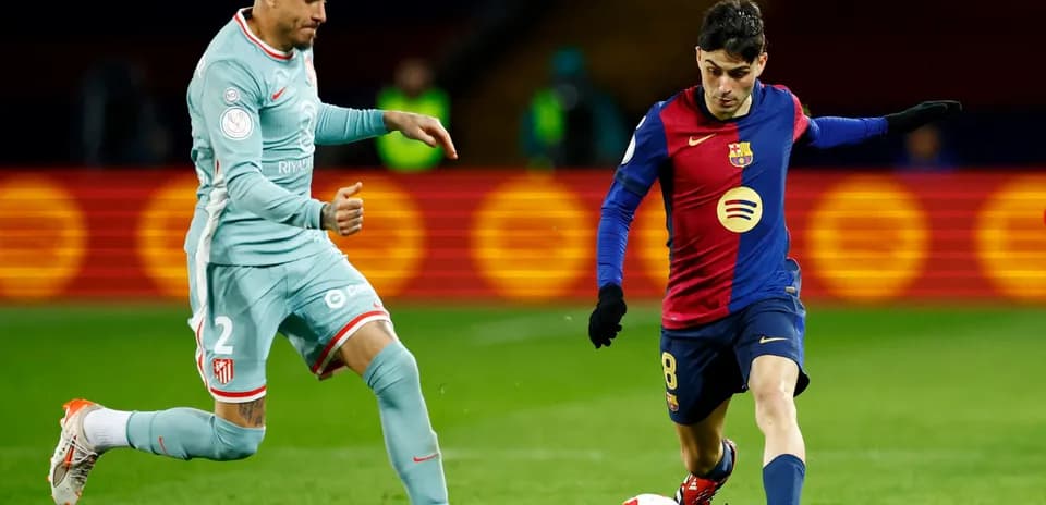 Atletiko Madrid və Barselona oyunçuları top üçün mübarizə aparır