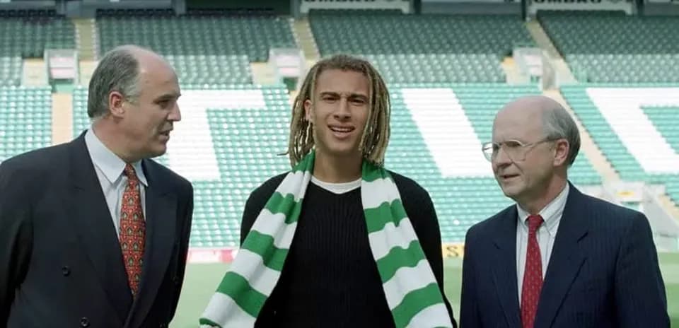 Yeni futbolçunun təqdimat mərasimində menecerlərlə birlikdə