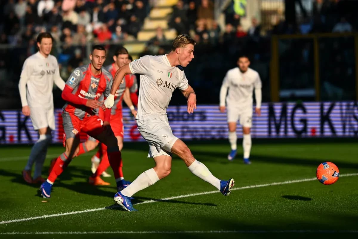 Napoli oyunçusu penaltini icra edir