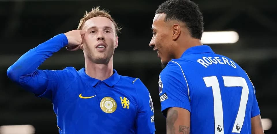 İki futbolçu, qol sevincini paylaşır