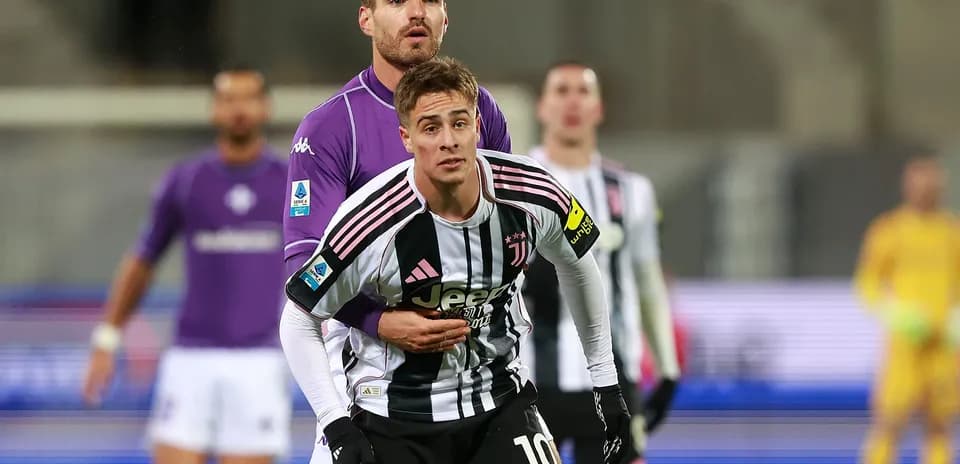 Juventus və Fiorentina oyunçuları mübarizə aparır