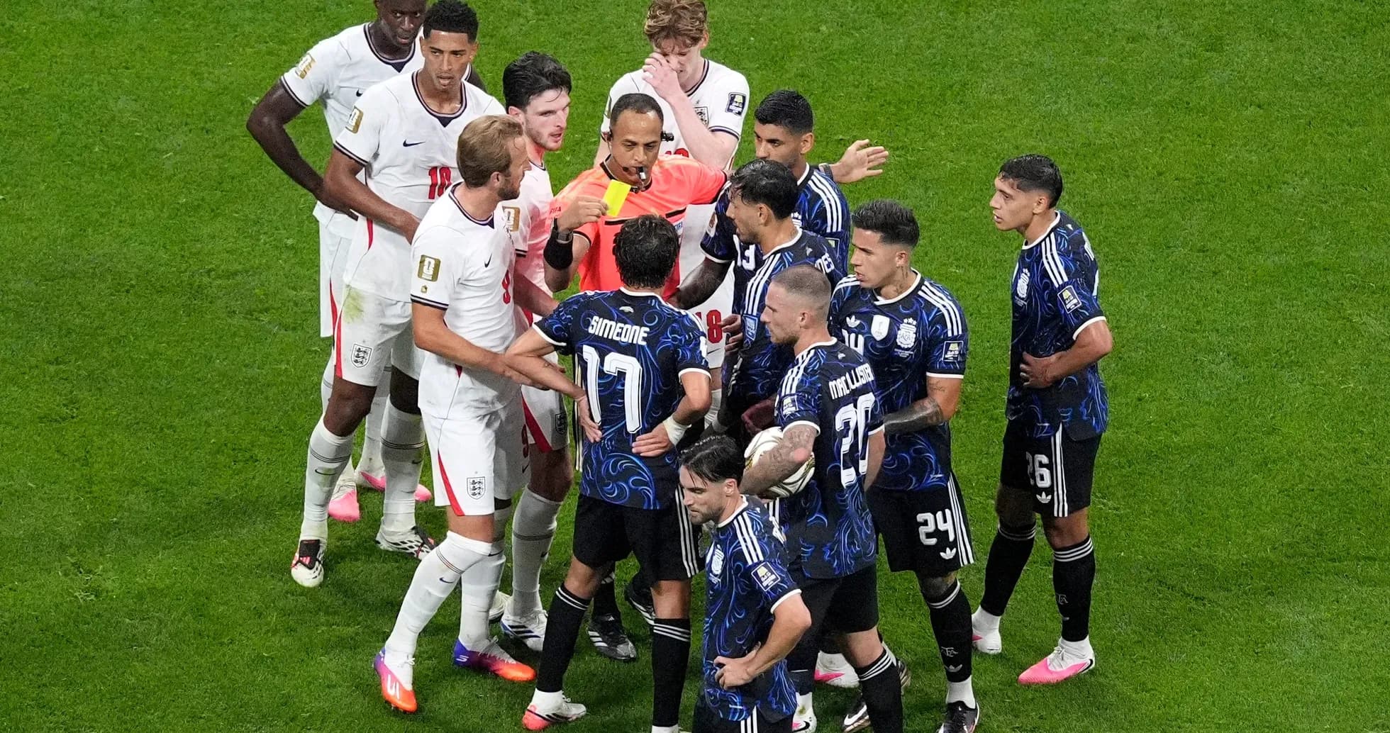 İngiltərə və Argentina futbolçuları mübahisə edir