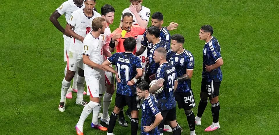İngiltərə və Argentina futbolçuları mübahisə edir