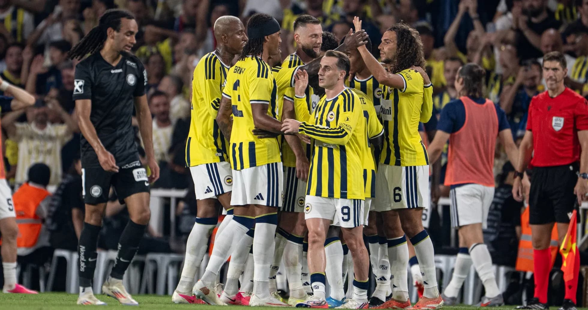 Fenerbahçe futbolçuları qol sevincini yaşayır