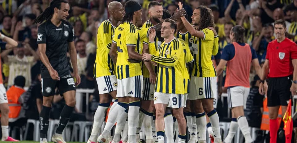 Fenerbahçe futbolçuları qol sevincini yaşayır