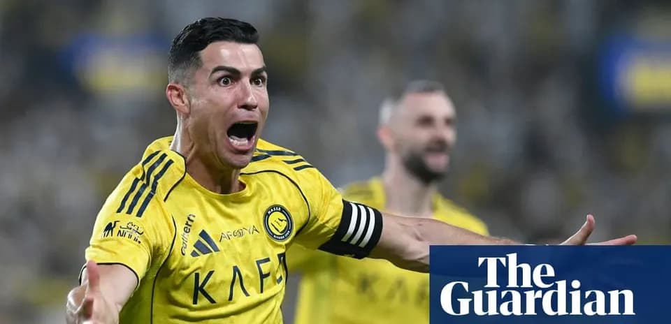 Futbolçu qolu qeyd edərək sevinir, komanda yoldaşı arxada