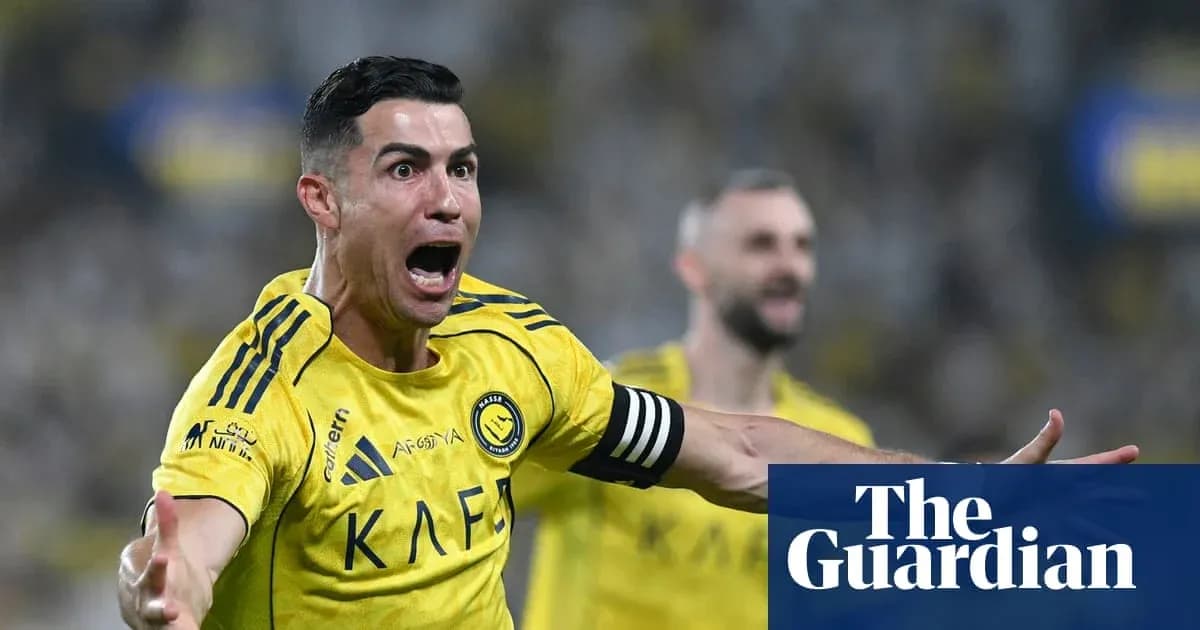 Futbolçu qolu qeyd edərək sevinir, komanda yoldaşı arxada