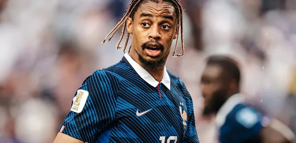 Futbolçu 12 nömrəli forma ilə sahədə