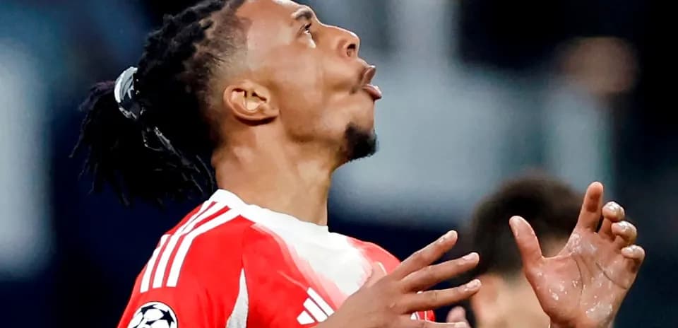 Futbolçu göyə baxaraq əllərini açıb