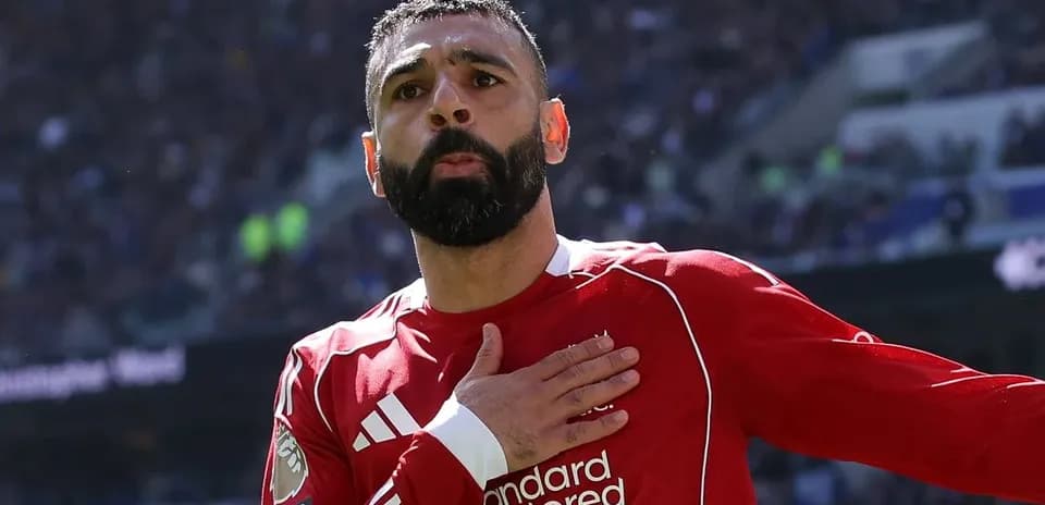Futbolçu qollarını açaraq sevincini ifadə edir