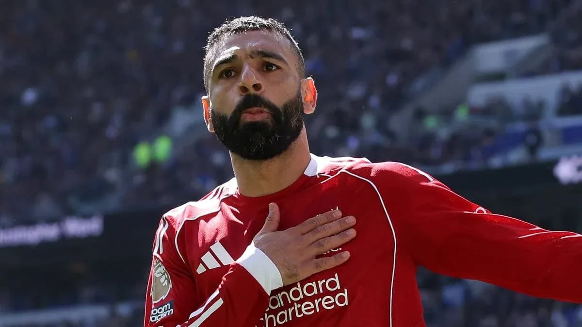 Futbolçu qollarını açaraq sevincini ifadə edir