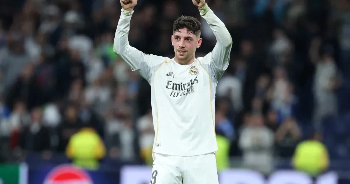Futbolçu qələbə münasibətilə əlini qaldırır