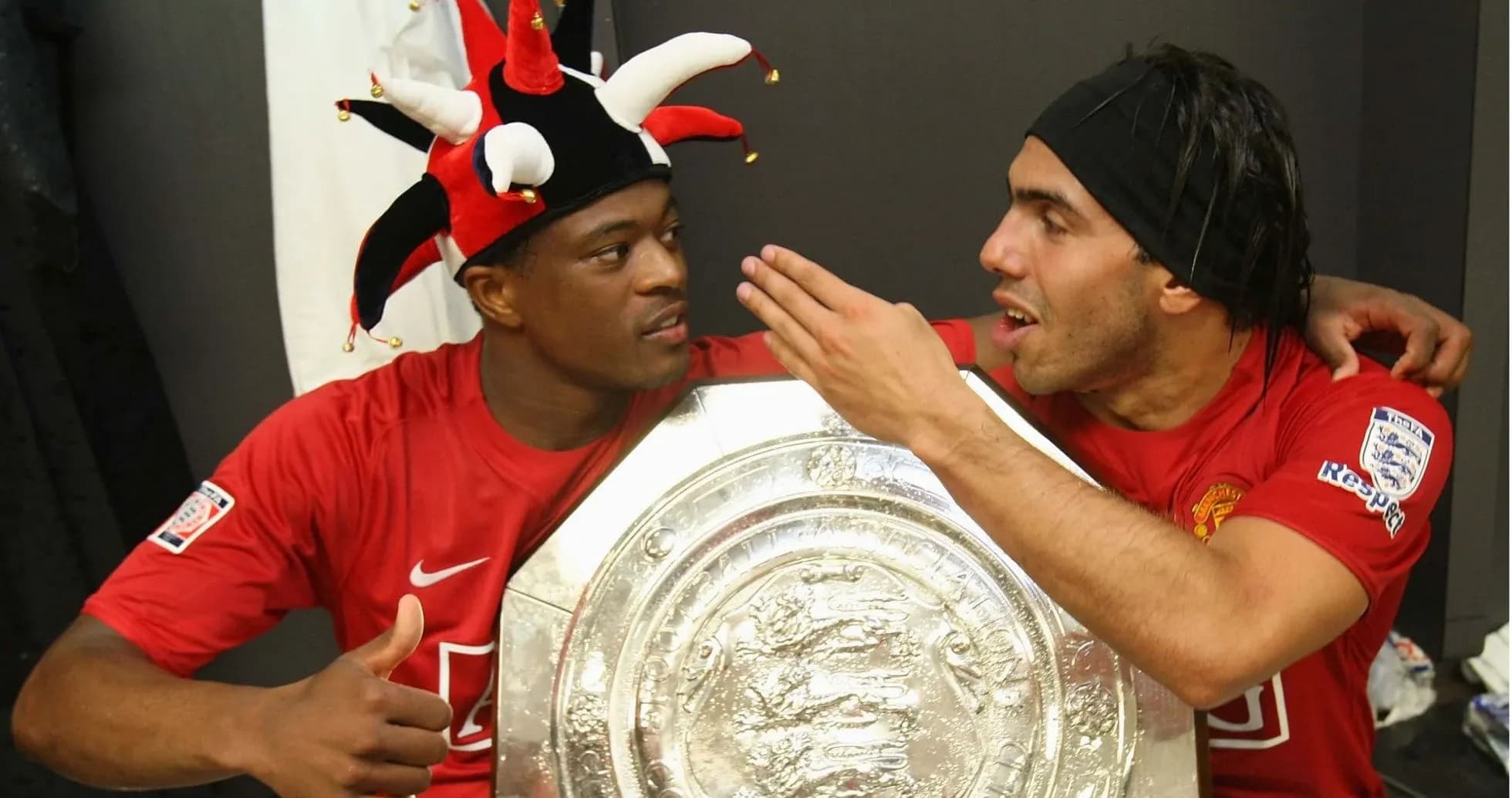 İki futbolçu, mükafatı göstərərək şənlənir