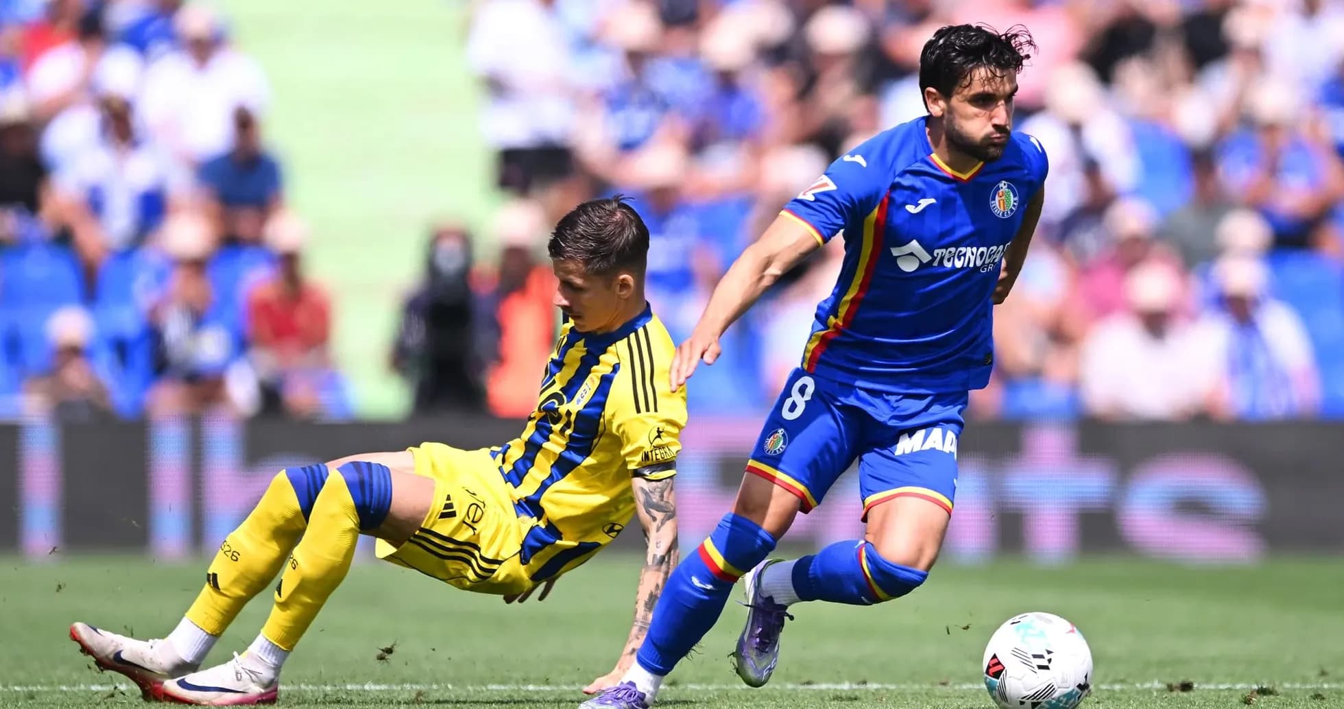 Oyunun mərkəzində iki futbolçu mübarizə aparır
