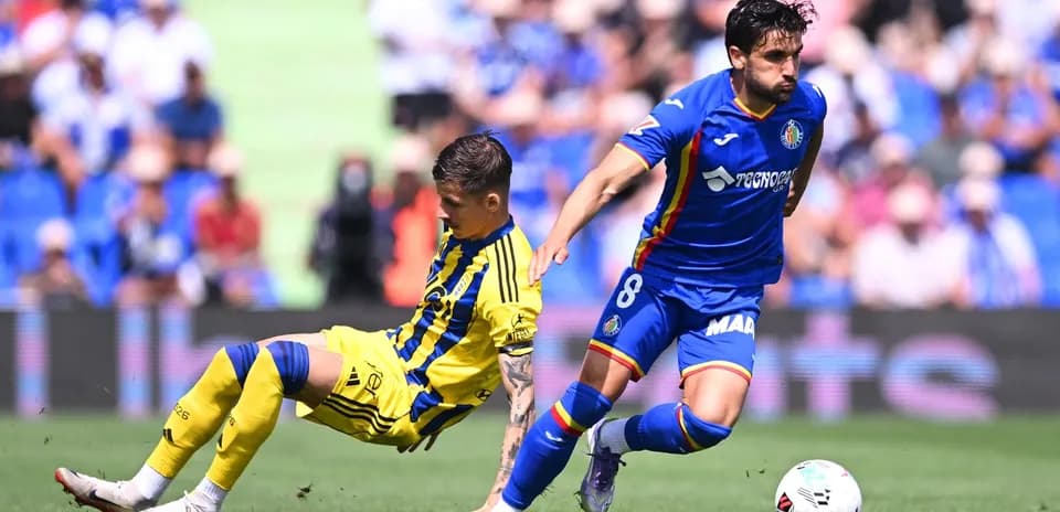 Oyunun mərkəzində iki futbolçu mübarizə aparır