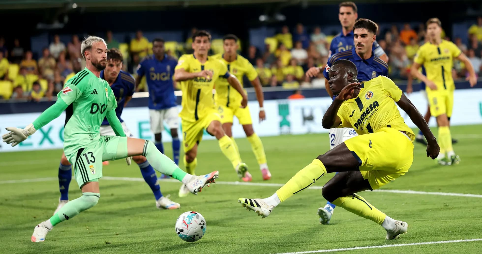 Oviedo və Villarreal oyunçuları mübarizə aparır