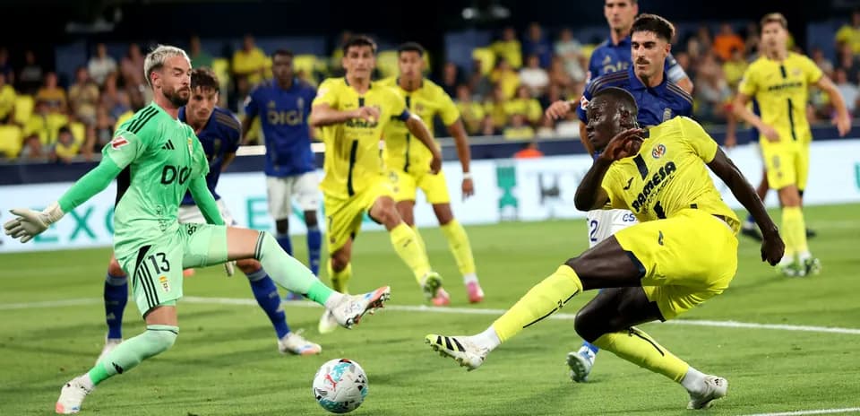 Oviedo və Villarreal oyunçuları mübarizə aparır