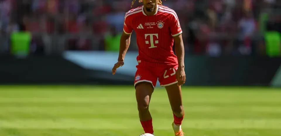 Bayern Munich player running with ball on field