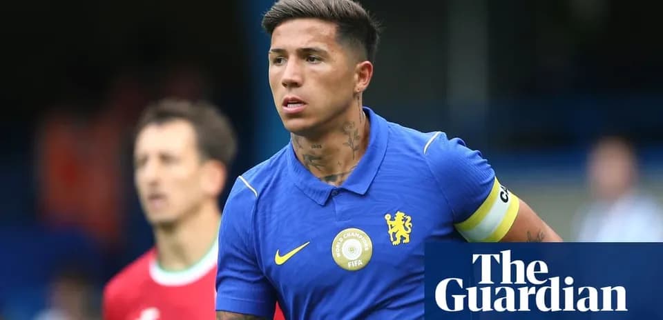 Futbolçu mavi forma ilə meydanda yürüyür